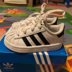 Adidas Superstar, White & black. Size 4c.